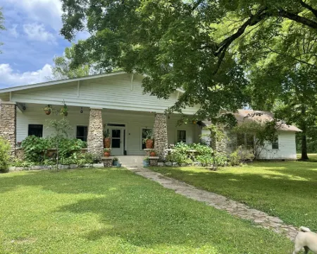 Step back into time with this 1850's historic house Hoteles en Kimball