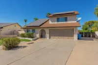 Spacious Glendale Home, 5-bedrooms on golf course, Sleeps 12, pets welcome Hotel a Deer Valley