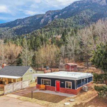 Creekside Pack Cabin with 360° Mountain Views