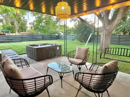 Hot Tub ~ Media Room ~ Game Room ~ USU .4 miles