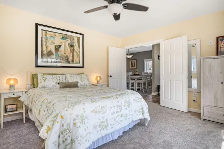 Gorgeous, stylish Muskegon Home - in wonderful Lakeside District! Отели рядом с достопримечательностью «Беюкма Плейфилд»