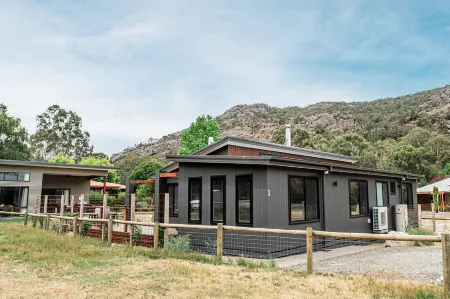 Jimmara House- Modern central holiday home. Отели в г. Холс Гэп