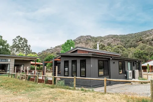 Jimmara House- Modern central holiday home. 홀스갭 호텔