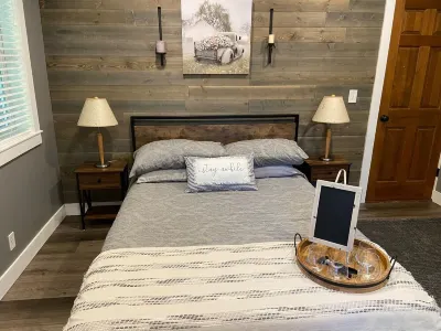 Cozy one room suite on two acres. Hotels near Molalla Assembly of God