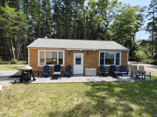 Cozy Cottage with stunning views of Stover's Cove.