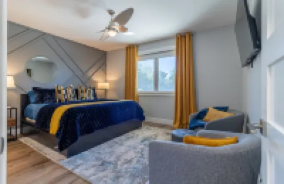 Modern house only minutes away from Fossil Rim Wildlife Center & Dinosaur Park.