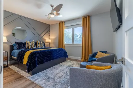 Modern house only minutes away from Fossil Rim Wildlife Center & Dinosaur Park.