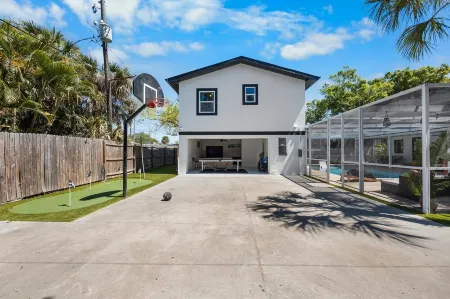 Perfect location 6 Bedroom, 4 Bathroom house. GameRoom,HeatedPool. 5min to Beach