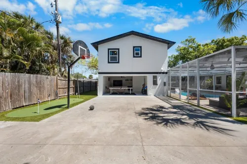 Perfect location 6 Bedroom, 4 Bathroom house. GameRoom,HeatedPool. 5min to Beach Hotels in Seminole