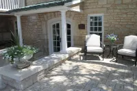 The Carriage House - Historic getaway in the heart of the city!