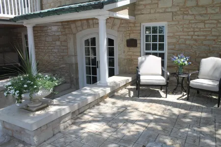 The Carriage House - Historic getaway in the heart of the city! Отели в г. Манхэттен