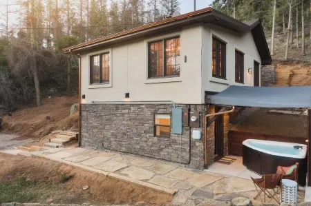 The Bungalow: Ultimate Relaxation in the Mountains Отели рядом с достопримечательностью «Пайкс Пик - Америкас Маунтин»