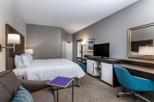 Hampton Inn Milwaukee-Airport Hotels near Milwaukee Mitchell International Airport
