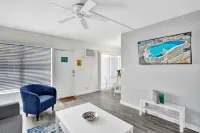 Bright Pompano Beach Aparthotel: Poolside Bliss Just Steps from the Shore!