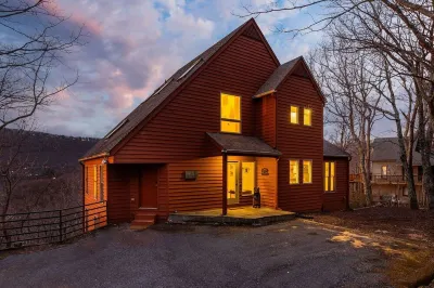 Hot Tub / Bunk Room / 2 Living Rooms / King Beds / 3,200 Sqft