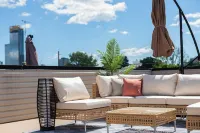 Lux Home with Free Parking & Private Rooftop Minutes to NYC & Metlife Stadium! - Homestays