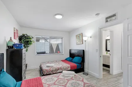 SPACIOUS 2bd, washer/dryer, private patio, grill