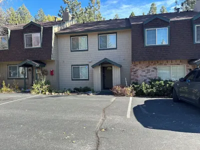 Charming 4-bedroom condo in Tahoe City with WiFi, Pool, Pickleball, Hot Tub
