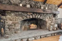 Modern Private Chalet-Close to Skiing, Shopping & Restaurants