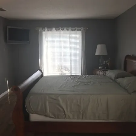 3 bedroom Pool home. Quiet Neighbourhood