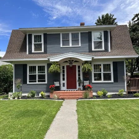 Cody's Downtown Den - DOWNTOWN - New listing & Pets Welcomed!