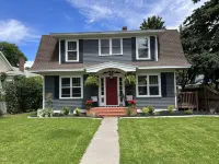Cody's Downtown Den - DOWNTOWN - New listing & Pets Welcomed! - Boutique