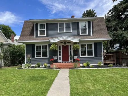 Cody's Downtown Den - DOWNTOWN - New listing & Pets Welcomed!