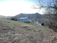 Cozy with spectacular views, easy access to I-64, and each end of the NRGNP Hotels in Summers County