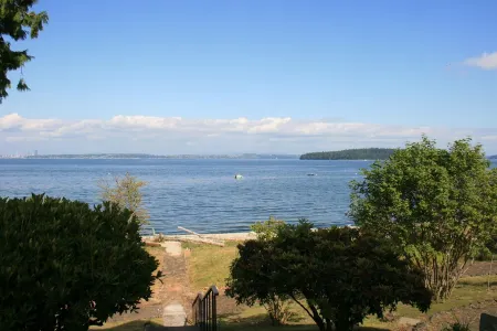 Seashore Rental with Beach Access and Panoramic Sound View Отели рядом с достопримечательностью «Парк округа Хау Фарм»