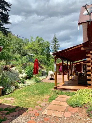 Authentic Large Colorado Cabin close to the Roaring Fork River!! Very private<br> Yampah Spa and Vapor Caves附近的飯店