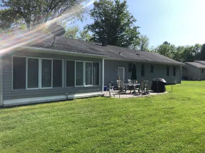 Steps to the beaches of Lake Erie 4BR, 3BA Beautiful House