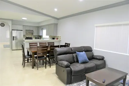 Spacious Home* 7 minutes to Disneyland Отели рядом с достопримечательностью «Университет Стантон»