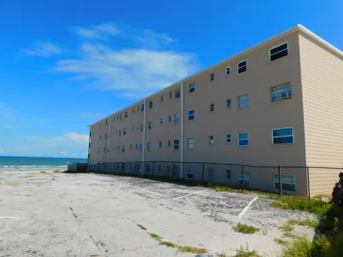 Oceanview Daytona Beach Studio • Off Duty Mermaid • Pool, Sleeps 4