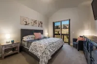 Family friendly 3 bdrm, hot tub, close to Canyons Village, interior designed