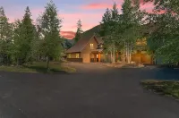 Spacious 2-bedroom 2.5 Bath Townhome Walking Distance to World Class Skiing!