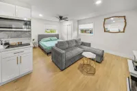 Spacious Studio: King Bed, Kitchenette & Full Bathroom and Board Games!