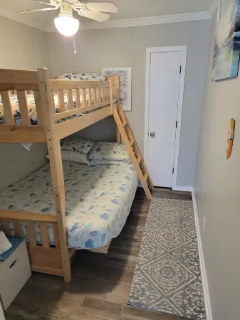 2024 Totally Renovated Oceanview condo Indoor/Outdoor Pool, 150' Waterslide Wifi