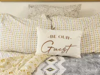 Centrally located private spacious getaway, queen bed and fast internet.