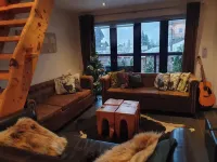 Modern Centrally located chalet, wifi, hot-tub and log fire