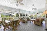 Island’s Best! 5 min walk to Beach, JW Marriott, Heated Pool, Free Bikes, Pet OK