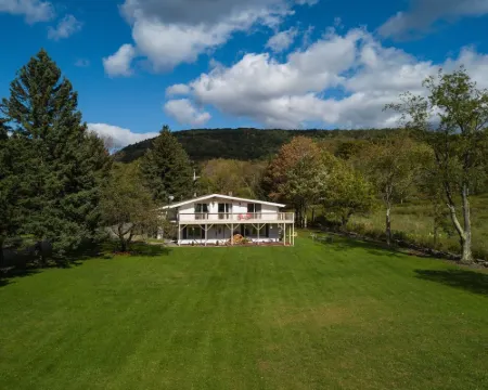 Hog Mountain Chalet • Hot Tub • Near Belleayre Hotels in Middletown