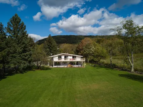 Gorgeous Ski Chalet - 7 miles from Belleayre with hot tub