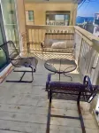 Steps to Beach!!-Inquire about Last-Minute Open Calendar Discounts!