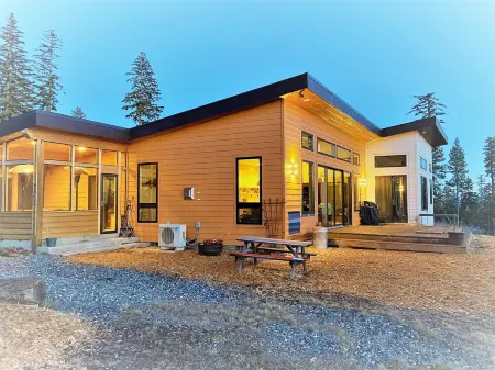Modern Mountain View Getaway - 26 Acres