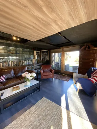 Cozy Designer Cottage Outside NYC on Private Historic Estate-Near NYC Отели рядом с достопримечательностью «Crown Plaza»