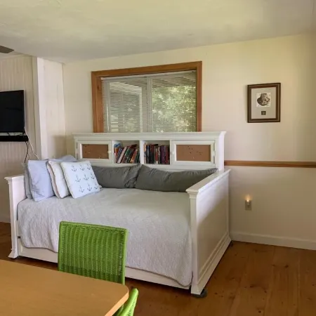 Half Moon Lake, Barnstead, NH vacation house on water front with firepit Отели в г. Барнстед