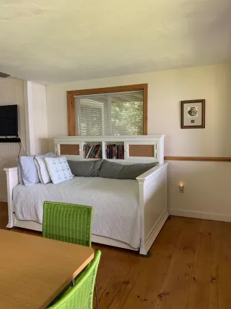 Half Moon Lake, Barnstead, NH vacation house on water front with firepit Отели в г. Барнстед