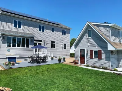 Private Waterfront Loft, Minutes to the Beach Flagstar at Westbury Music Fair 주변 호텔