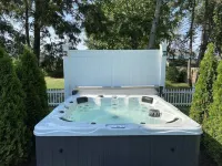 The White House - Spacious 5 Bedroom, with Hot Tub - Blocks from Everything!!!!