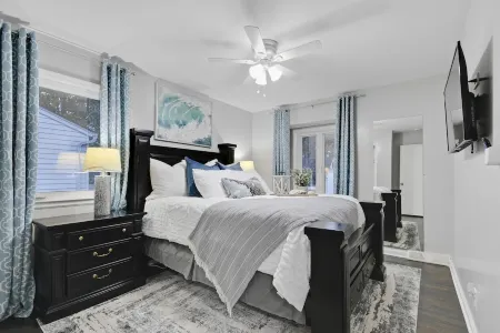 ★Luxury Home★Best Deck/Patio in KC★DreamLux Beds★Gated Driveway★